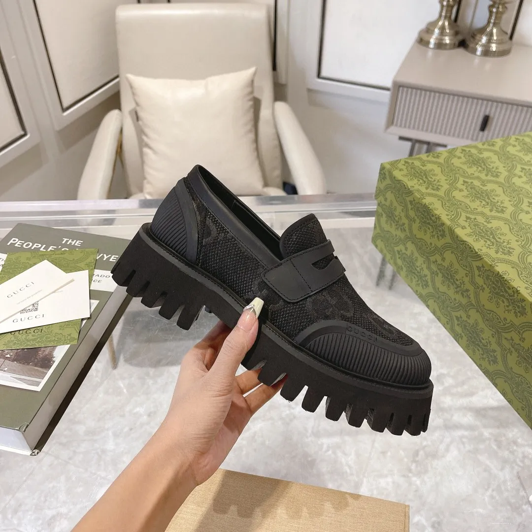 👟👟Ex-factory price 520👟👟 New GG loafers for spring and autumn. Gucci shoes cleverly use unique design elements to inject fresh vitality into the collection design. Crafted from camel and ebony GG canvas, these stylish unisex loafers feature a new interpretation of the brand's classic monogram pattern for the new season. Camel and ebony GG canvas/imported silk cowhide surface, imported silk cowhide lining, same style for men and women, black leather and rubber piping, EVA rubber sole, low heel, 4.5cm heel height, female size: 35#~42#, male size: 39#~47#, Italian creation